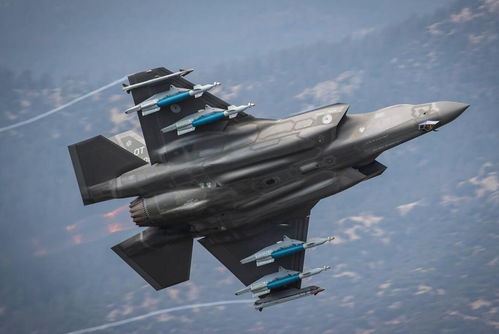 F-35隐身战机低空飞行