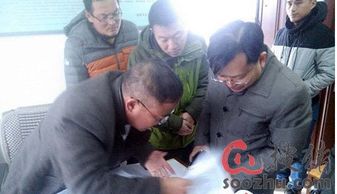 执法人员在涉事屠宰场门口进行检查