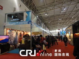 机场大厅人流如织的场景