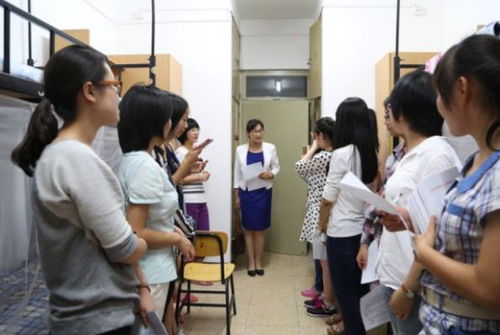 几名大学生在校外交谈