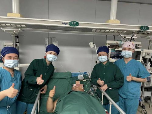 拜登与医疗团队在医院交谈