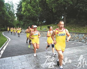 一群人在公园里晨跑