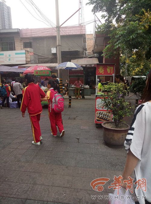 街头巷尾的小摊贩与行人互动