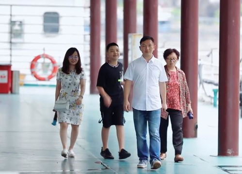 中餐厅嘉宾在路上说笑画面