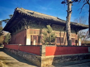 古建筑前的孩子们