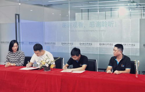 销售员与客户握手签约并展示新车钥匙