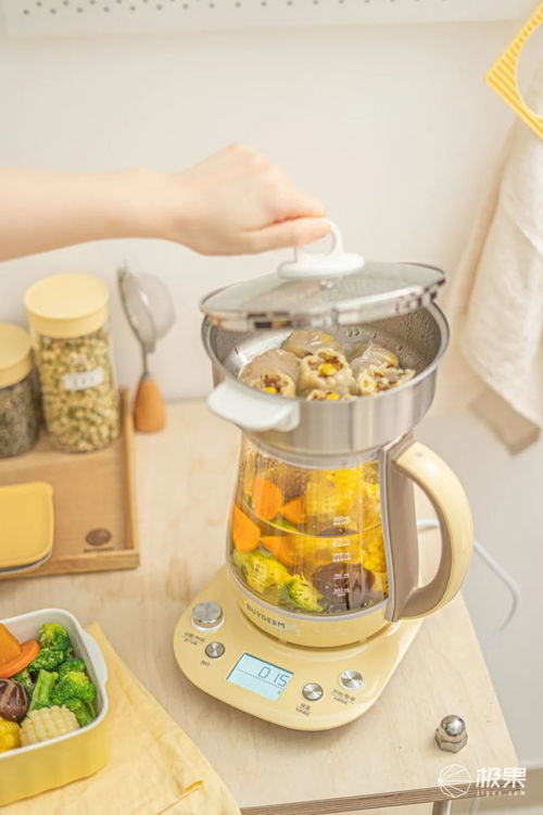 厨房里正在炖煮的汤锅