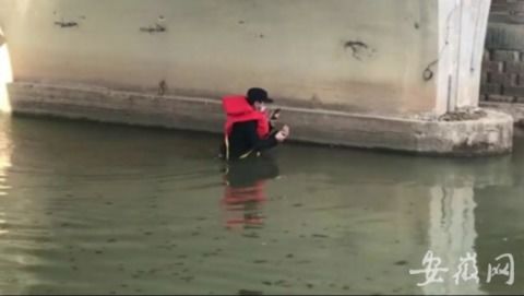 生死一线！男子被父母责骂投河轻生，民警飞身救下！