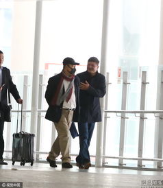 陈奕迅佩戴口罩现身机场