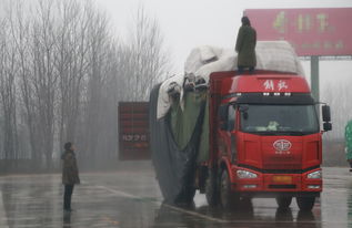 货车司机在驾驶室外休息