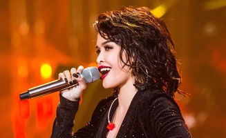 歌手李晨曦在录音棚内录制歌曲20250520