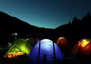 悬崖边露营的帐篷和星空