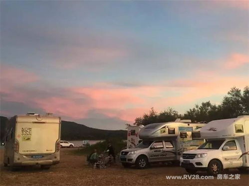 一辆房车停在海边夕阳下