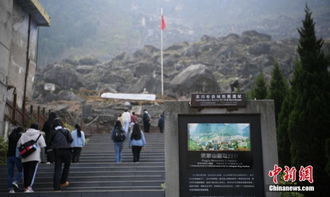 游客在北川地震遗址献花悼念