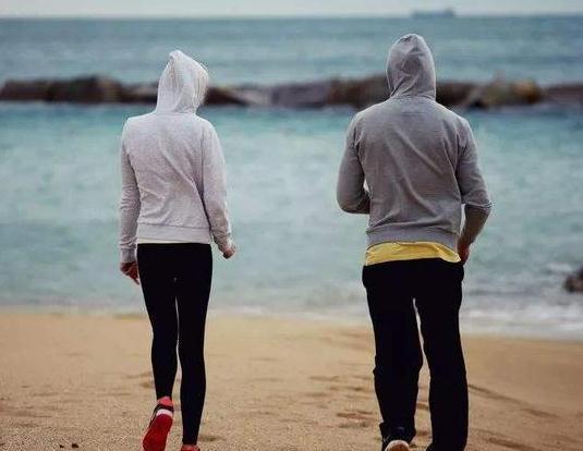 夫妻一起散步减肥的照片