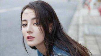 曾黎机场侧脸表情凝重