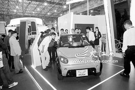 新能源汽车展会上观众驻足观看新车