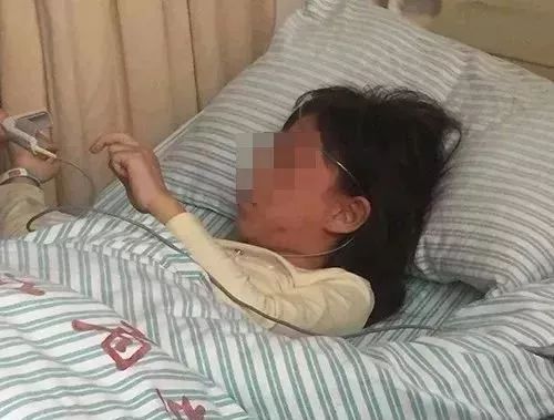 小女孩在上海某医院接受心脏检查