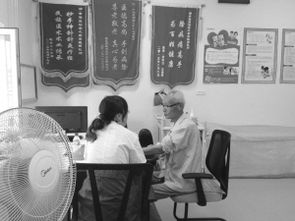 老年人在家中接受健康检查