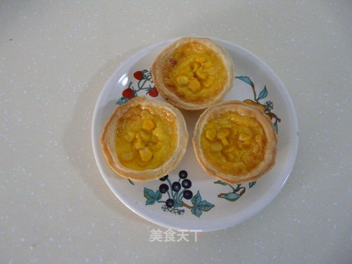 女生手持玉米蛋挞拍照