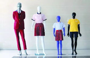 家长在商场选购校服场景