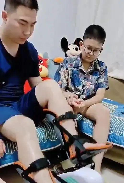 孙蕾陪库学辉做康复训练