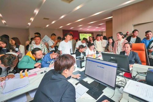 政府工作人员正在处理企业相关事务