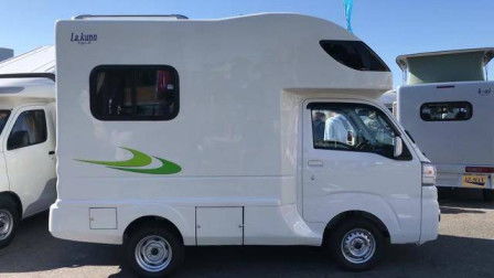 一对老年夫妻在房车外喝茶看风景