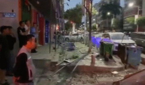 爆炸后街道上的碎片和人群