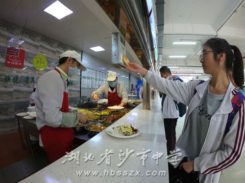 学生正在校园食堂就餐的场景