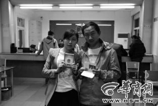 一对年轻情侣在民政局领取结婚证