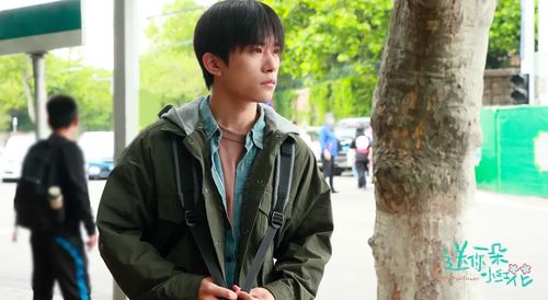 韦一航在街头低头沉思