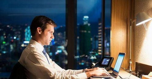 加班的年轻人深夜工作