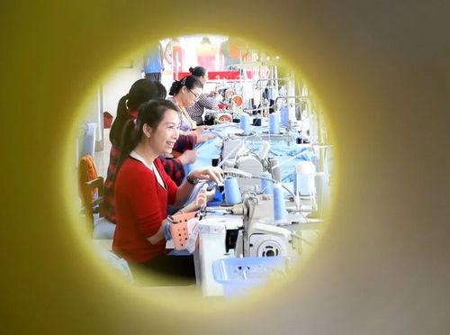 校服生产车间忙碌景象
