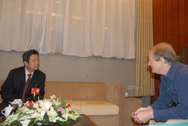 黄杨接受采访现场照片