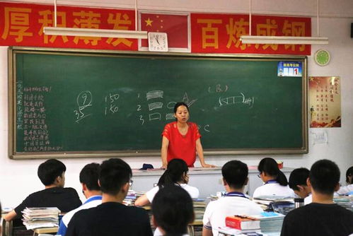 学生复习书桌摆满资料