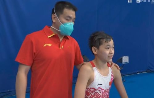 全红婵与教练拥抱庆祝胜利