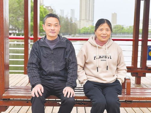 李建平与妻子在家中小坐讨论未来