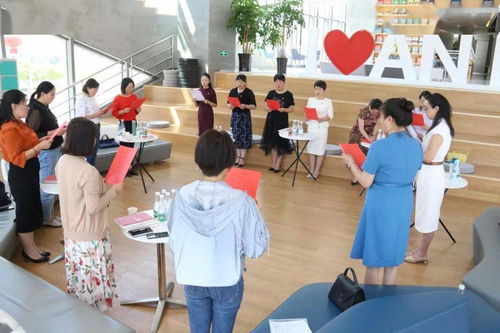 正心班学员阅读古籍场景