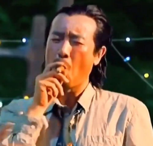 辛柏青在舞台上的沉思表情