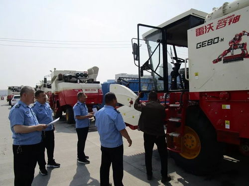 农机手在田边交流