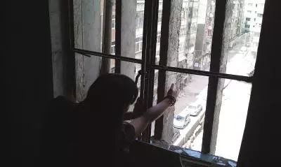 女老板被醉酒顾客打后还击改判无罪，正义迟到但未缺席