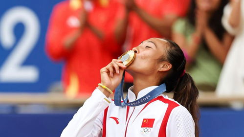 郑钦文世界排名升至第7！重返奥运夺金福地，与男选手互动可爱十足