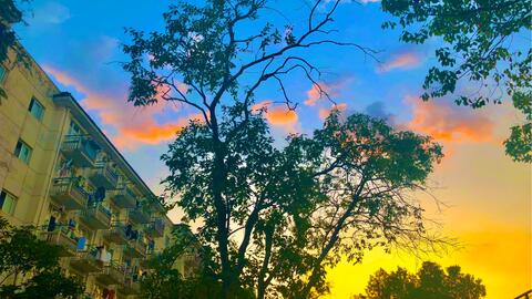 夕阳下的校园操场