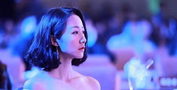 脱口秀女演员在后台休息