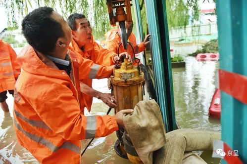 应急抢险人员正在疏通排水管道