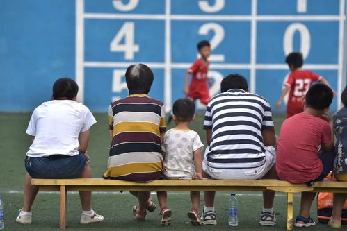 女足球员在场上奋力拼抢