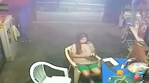 一位年轻人在深夜独自看手机