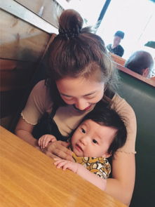 鬼鬼抱着女儿微笑