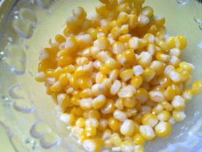 玉米蛋挞火了！济南甜品店日销上千个，网友：吃出童年味道